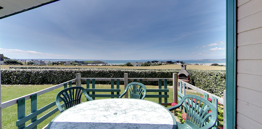 Vue sur la campagne bretonne et sur l'océan
