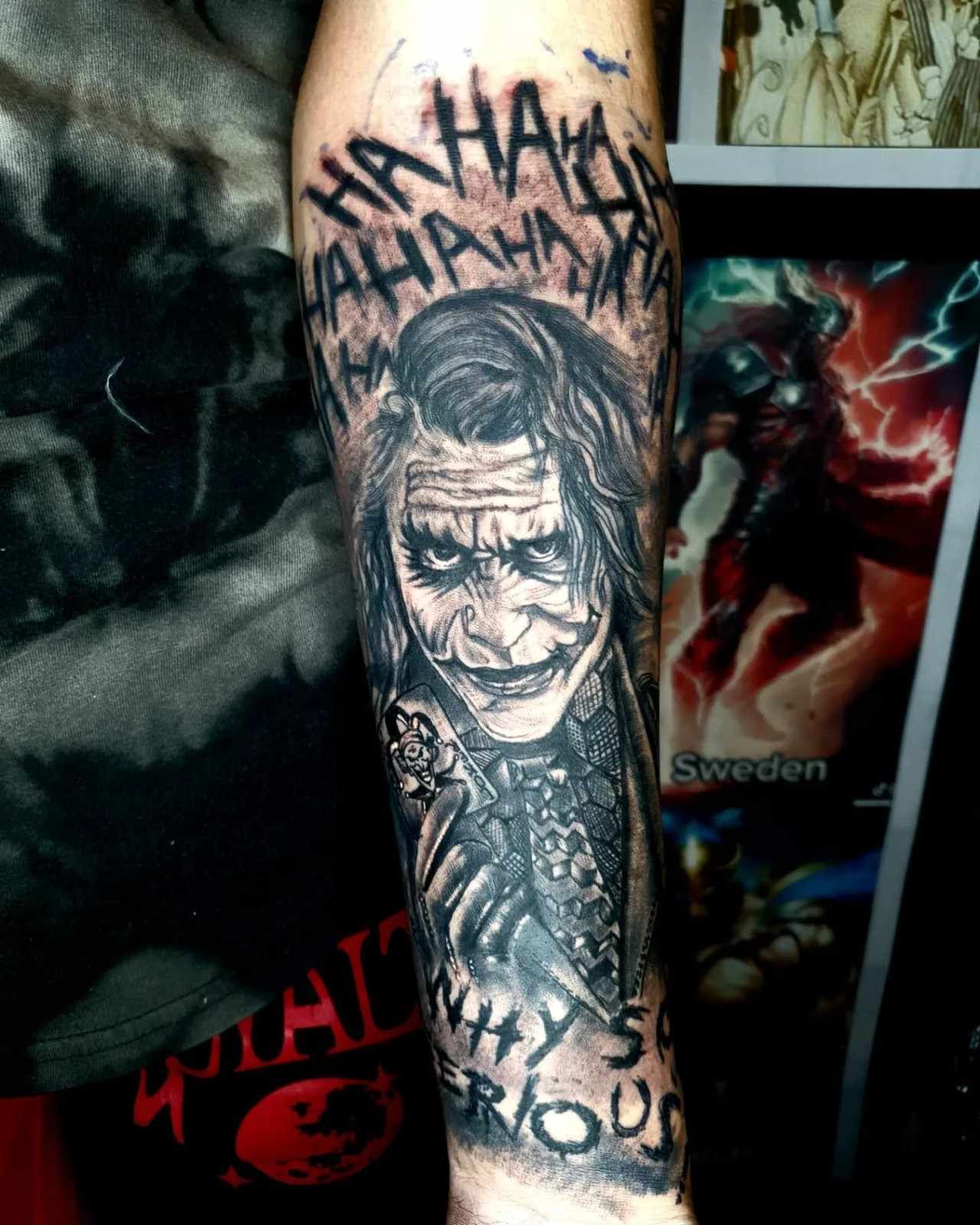 Un tatuaje en el antebrazo del Joker con 