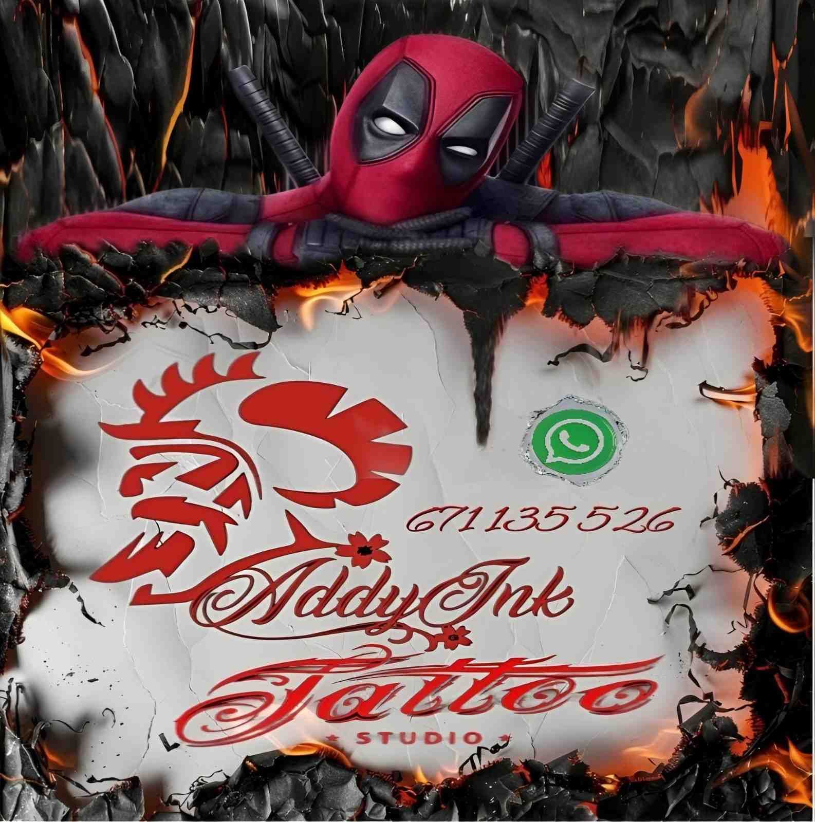 Una figura de Deadpool se asoma sobre un marco de papel en llamas que presenta el logotipo de 