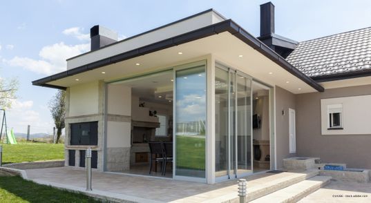 Modernes Haus mit Glas-Schiebetüren