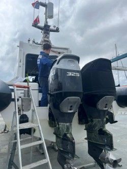 Deux gros moteurs de bateau à l'arrière d'un bateau de pêche