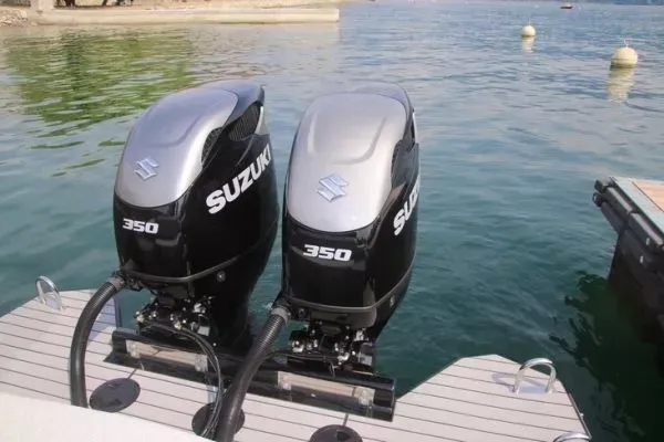 Deux moteurs hors-bord Suzuki 350 