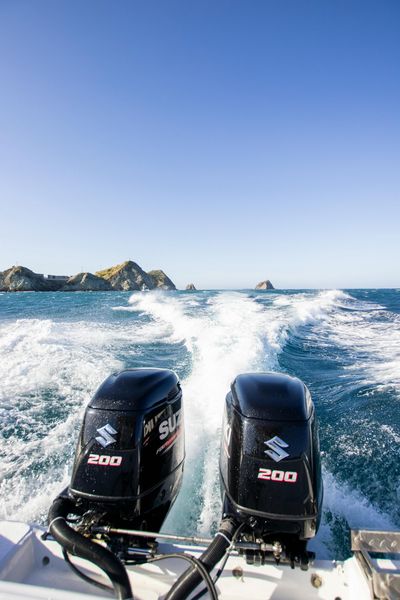 Sillage d'un bateau à deux moteurs hors-bord en pleine mer