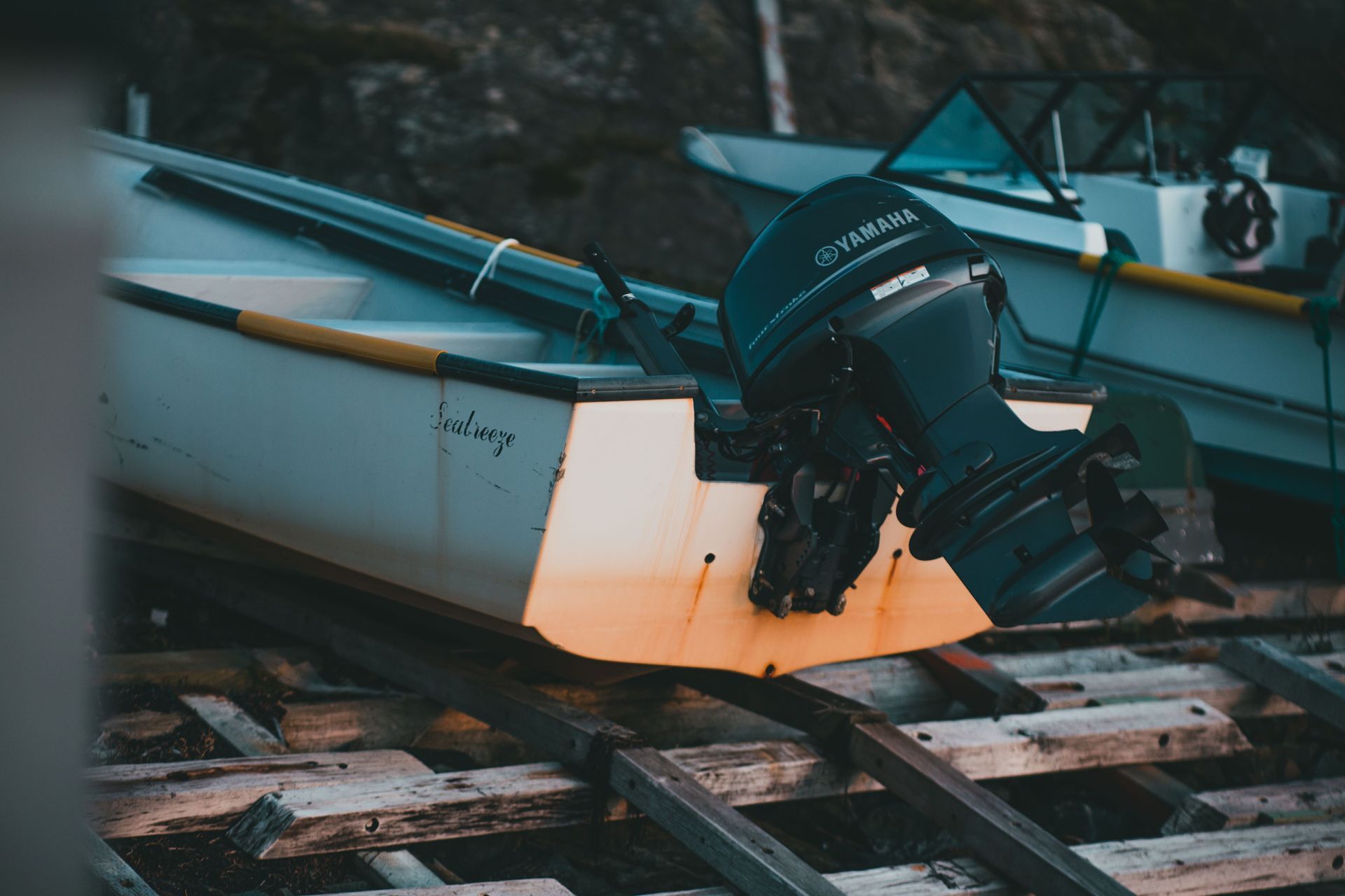 Moteur hors-bord sur la coque endommagée d'un bateau