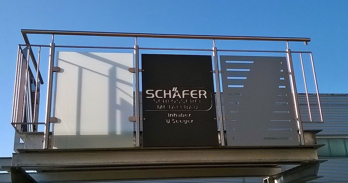 Balkonfront mit Schlosserei Schäfer Logo  in Metall gearbeitet