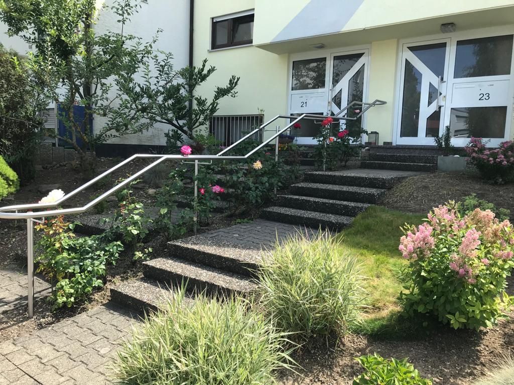 Vorgarten mit Treppe