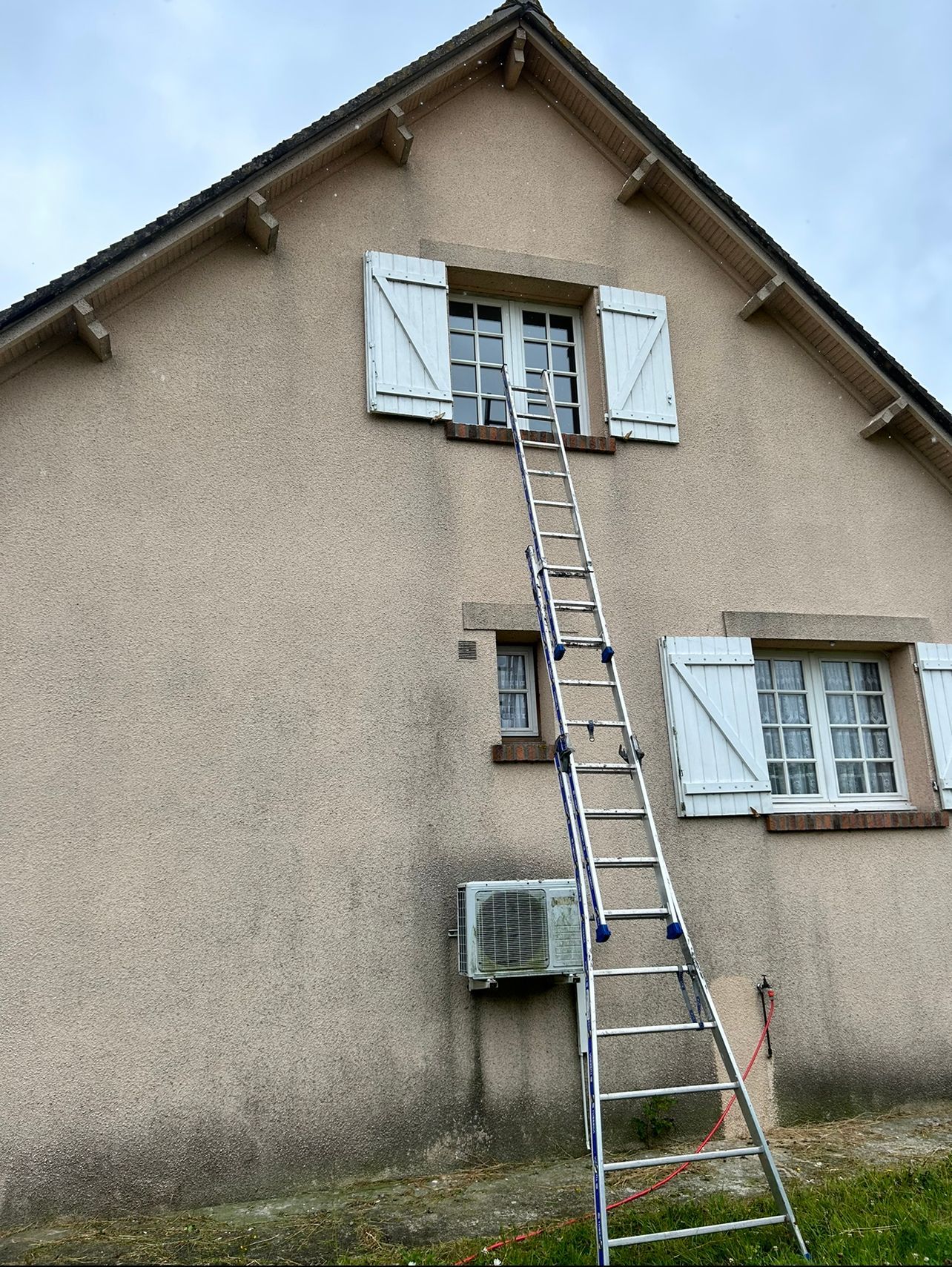 Nettoyage de murs extérieurs - Avant