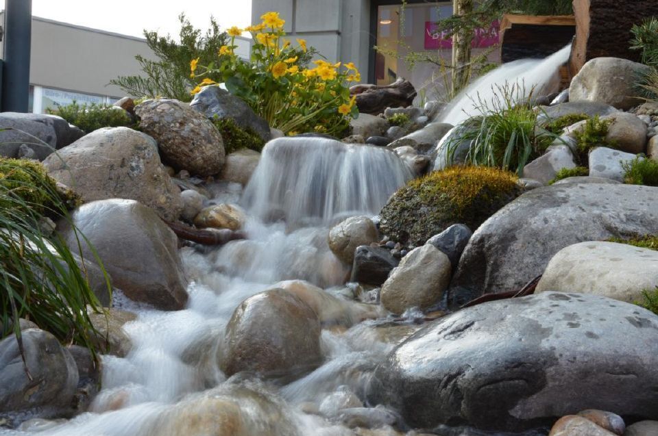 Nägele & Bösch Gartenbau Oberbüren - Bach mit Steinen