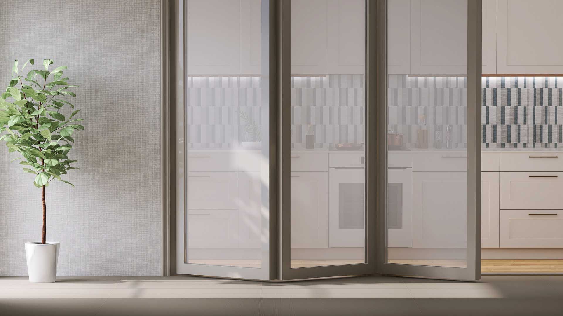 Une plante en pot est placée à côté de portes pliantes en verre qui s'ouvrent sur une cuisine moderne blanche avec une crédence en carrelage à motifs.