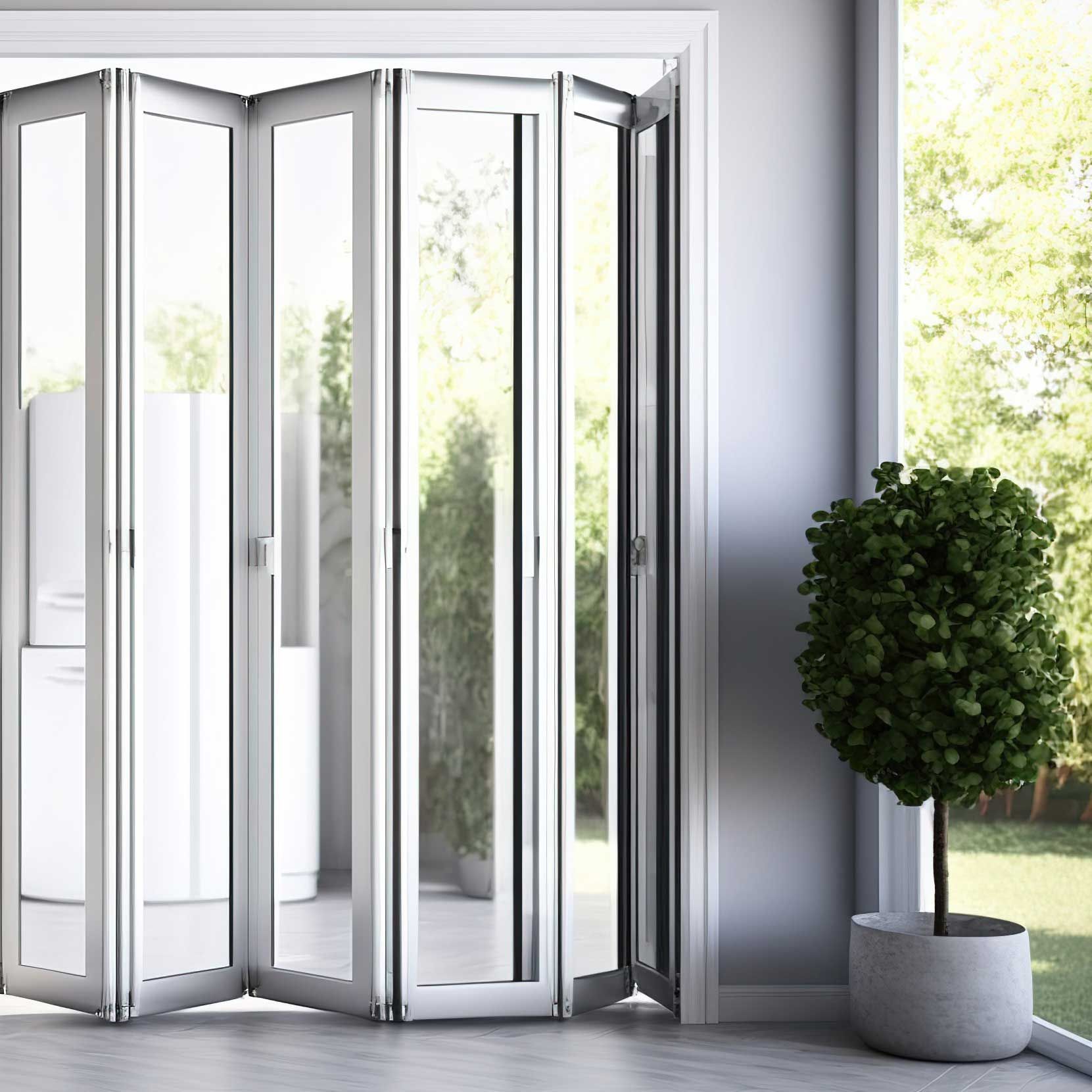 Une porte vitrée pliante blanche à plusieurs panneaux est légèrement ouverte, dévoilant un patio avec de la verdure et une plante en pot à proximité.