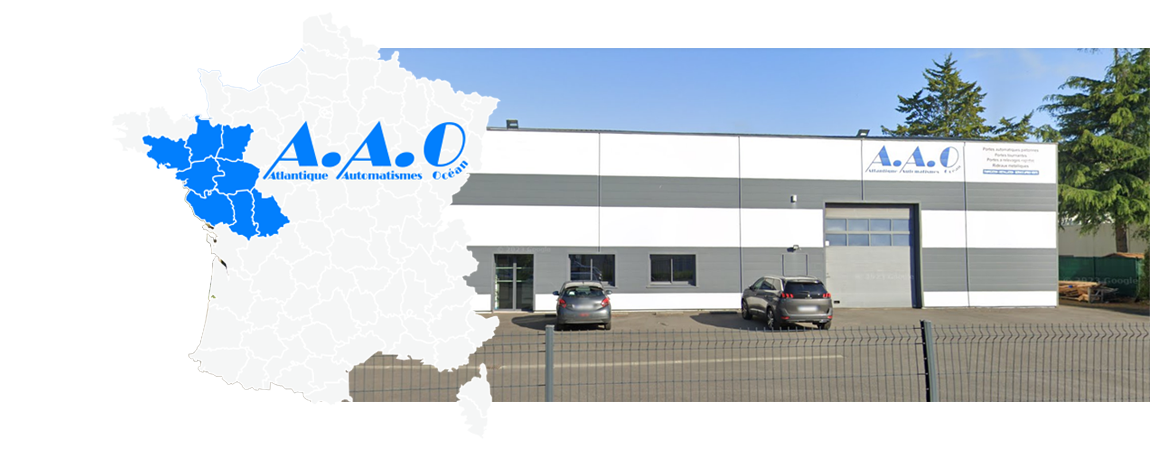 Un entrepôt blanc arborant à son entrée un logo représentant une carte bleue de France et l'inscription AAO.