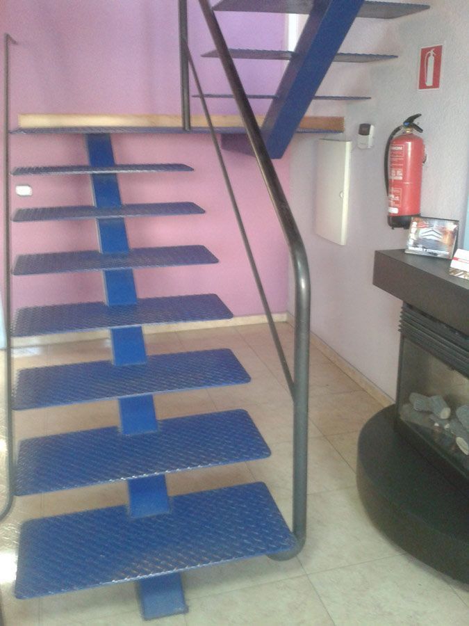 Montaje de estructuras metálicas para naves industriales.