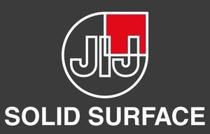 Logotipo de JIJ en blanco y rojo sobre las palabras “SOLID SURFACE” sobre un fondo gris oscuro.