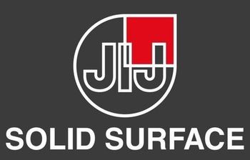 Logotipo de JIJ en blanco y rojo sobre las palabras “SOLID SURFACE” sobre un fondo gris oscuro.