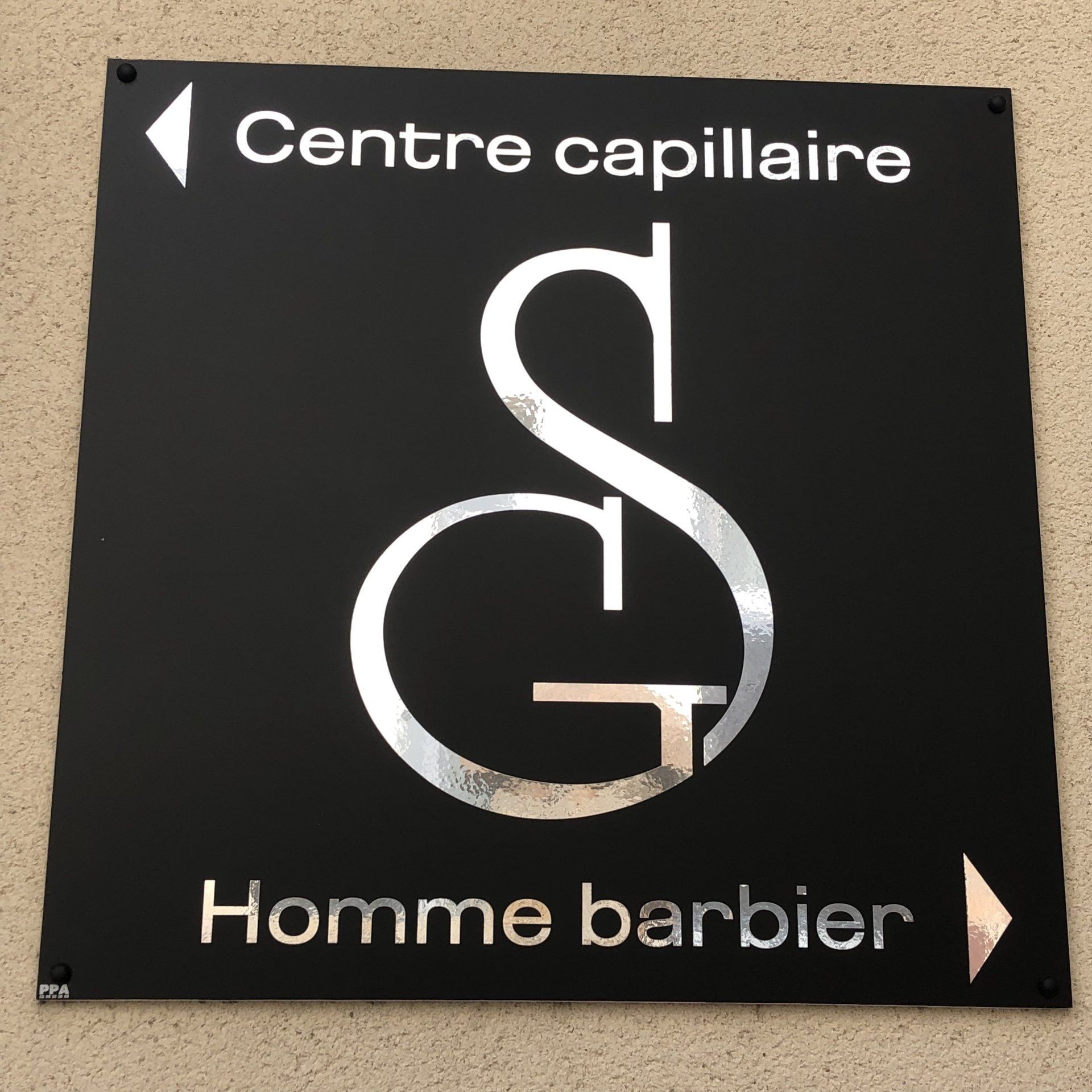 Centre capillaire et homme barbier