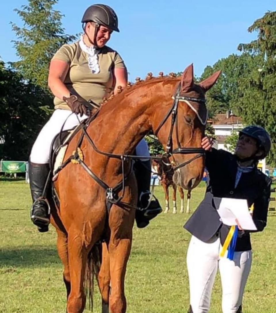 Pferd und Reiterin im Dressuroutfit