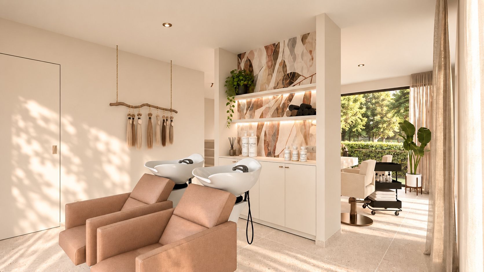 Lichte beige woonkamer met loungestoel, planken en een open deur naar een zonovergoten patio
