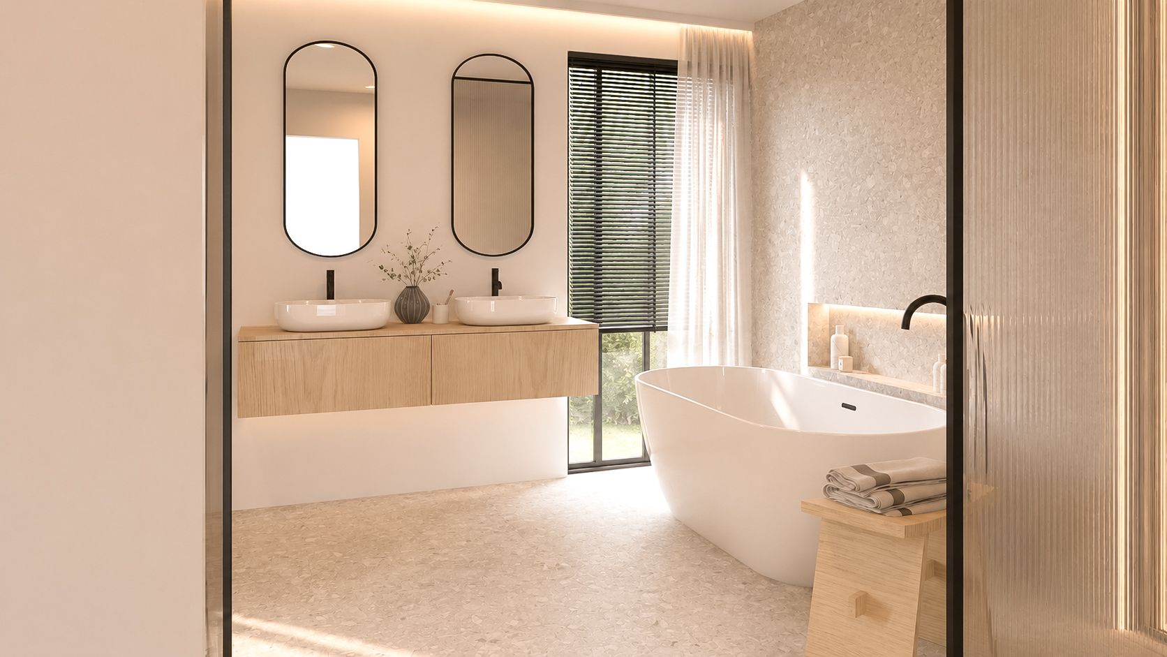 Moderne badkamer met vrijstaand bad, dubbele wastafel, spiegels en een raam met jaloezieën