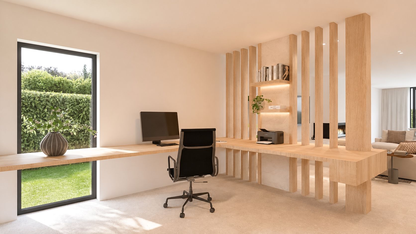 Modern thuiskantoor met een houten bureau, zwarte stoel, computer en een scheidingswand met verticale latten