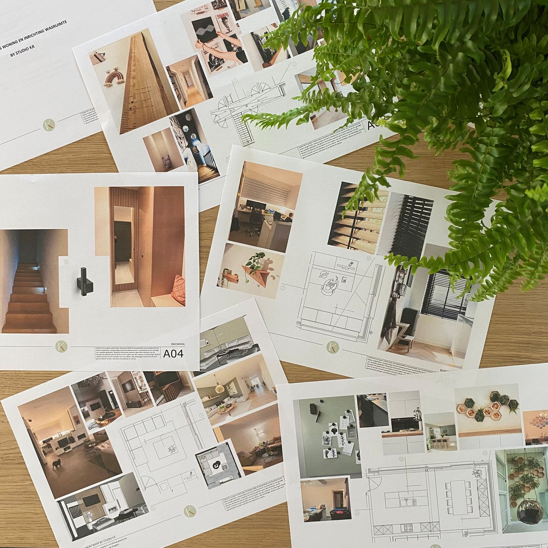 Collage van moodboards voor interieurontwerp, plattegronden en foto's van kamers op een bureau met groene plantenbladeren.
