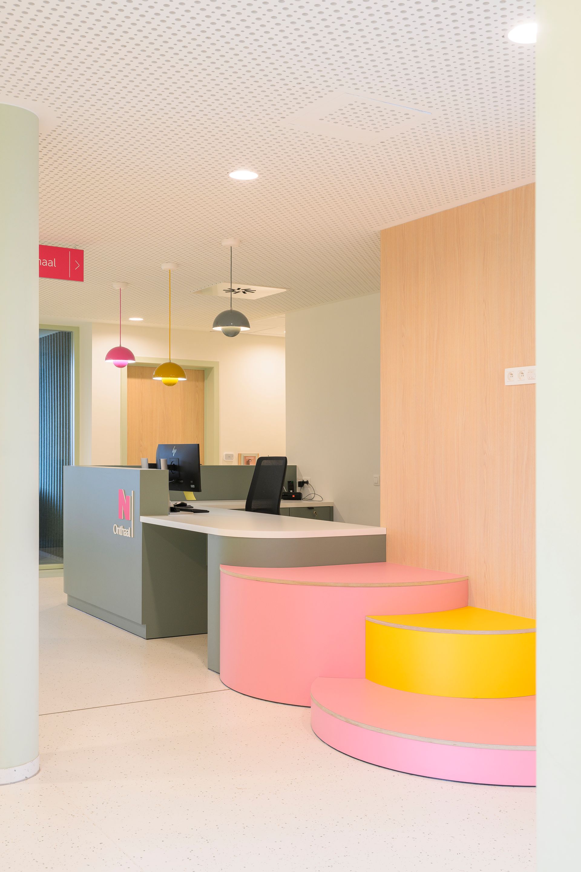 Moderne kantoorlobby met pastelkleurige zitmeubels, bureaus en een plafond met patroon