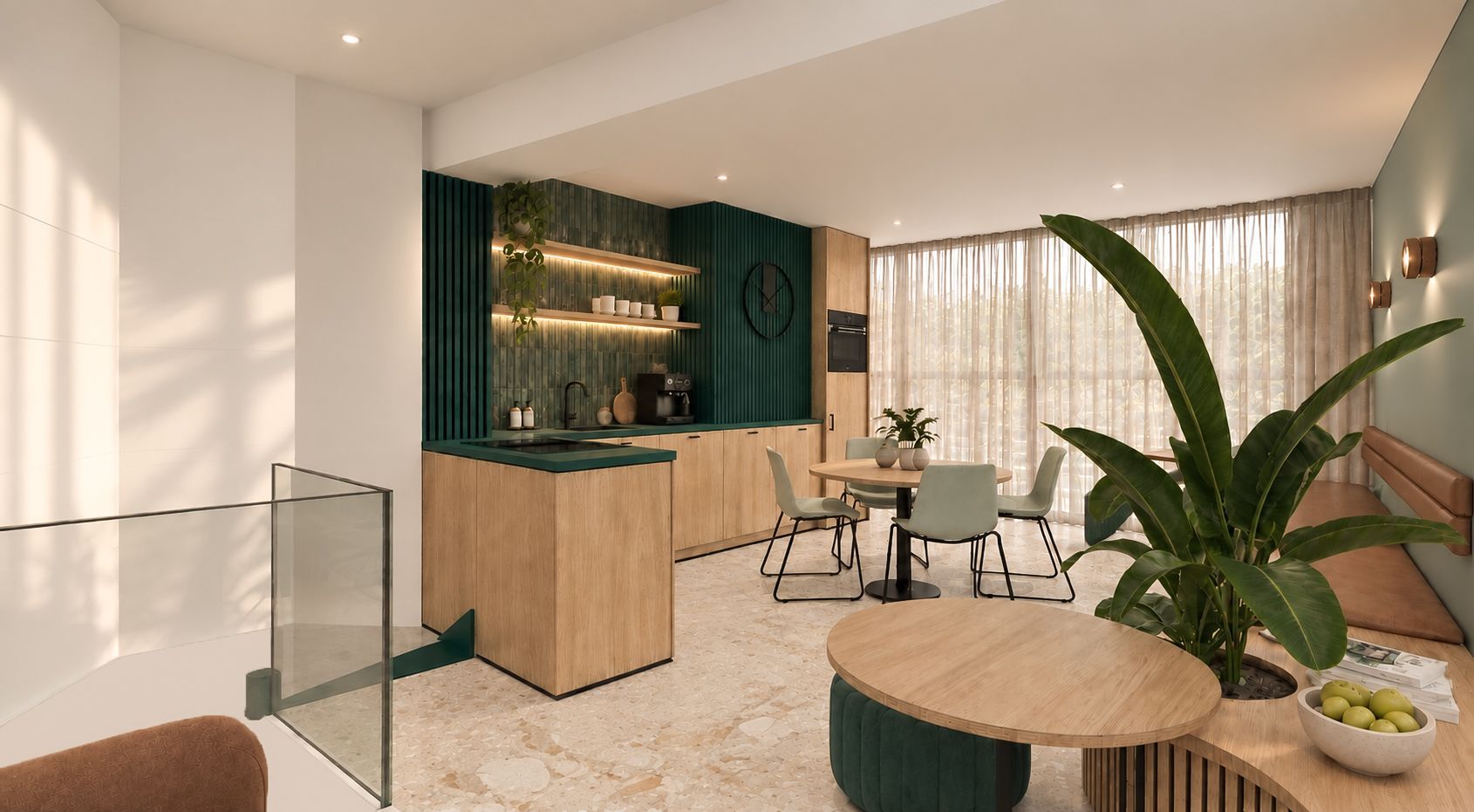 Moderne lounge met een houten bar, groene accenten, een eettafel, planten en zacht zonlicht door grote ramen