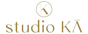 Het Studio K-logo met gouden tekst en een rond gouden monogram op een witte achtergrond.