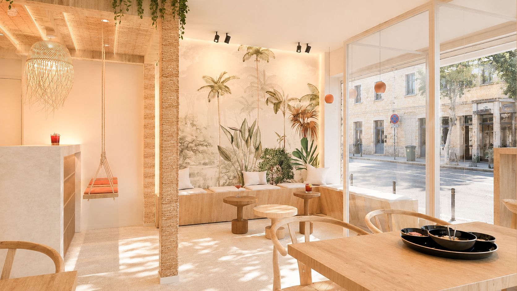 Licht en minimalistisch café-interieur met houten tafels, planten en zonlicht dat door de grote ramen aan de voorkant naar binnen valt