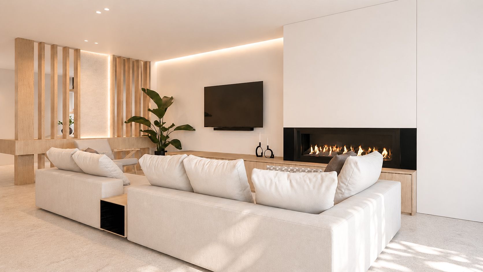 Moderne, minimalistische woonkamer met een witte hoekbank, een aan de muur bevestigde tv en een strakke open haard in warme beige tinten