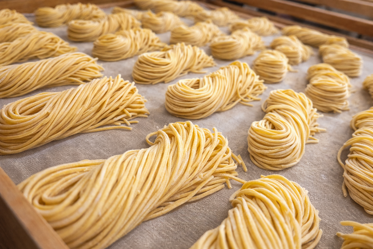 Nudelgericht mit Orangenpüree als Beilage. Weißer Teller, Petersilie als Garnitur.