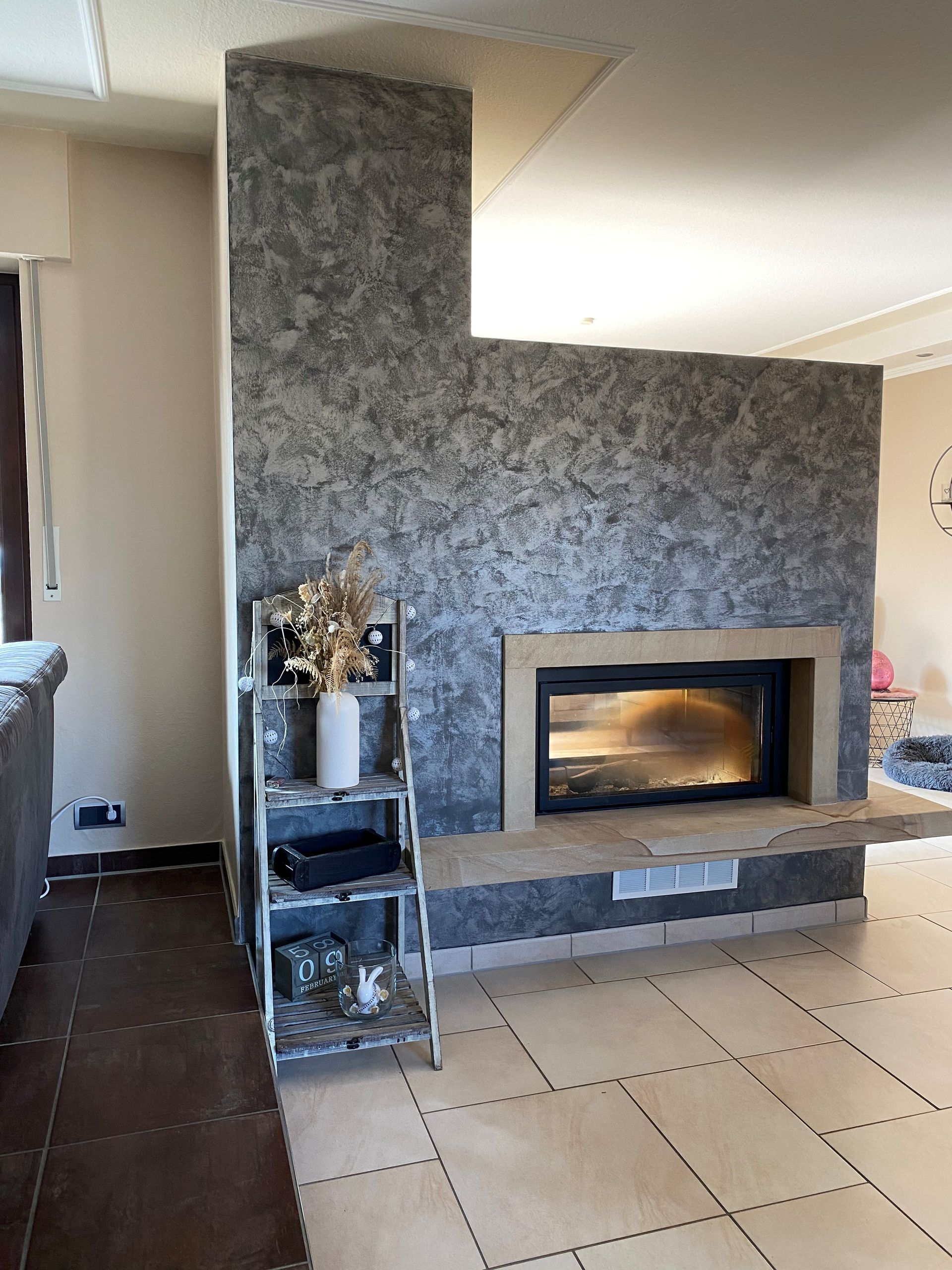 In der Mitte des Raumes befindet sich ein Kamin.