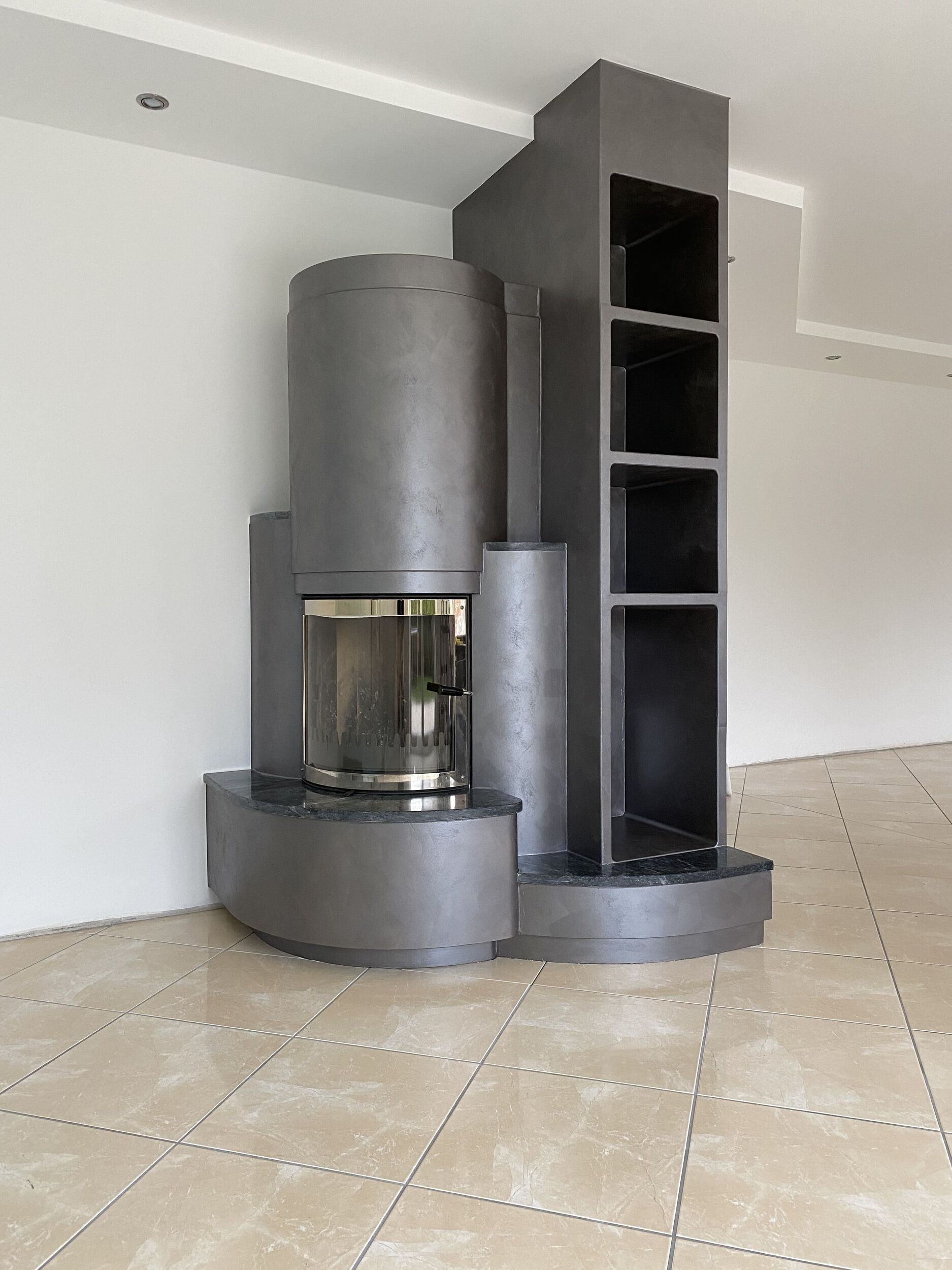 In der Mitte des Raumes befindet sich ein Kamin.