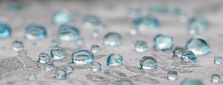Un primer plano de gotas de agua sobre una tela.