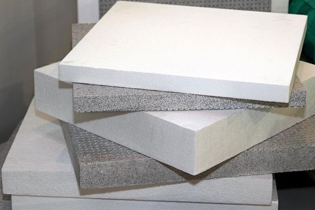 Una pila de bloques de poliestireno colocados uno encima del otro sobre una mesa.