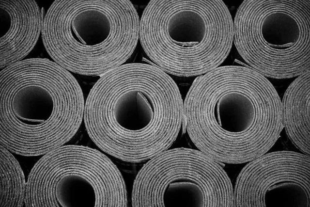 Un montón de rollos de papel higiénico están apilados uno encima del otro.