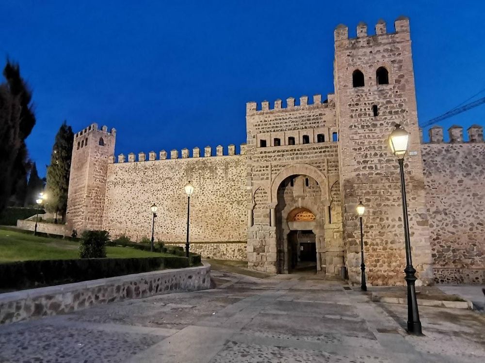 Un callejón estrecho con una torre de reloj al fondo