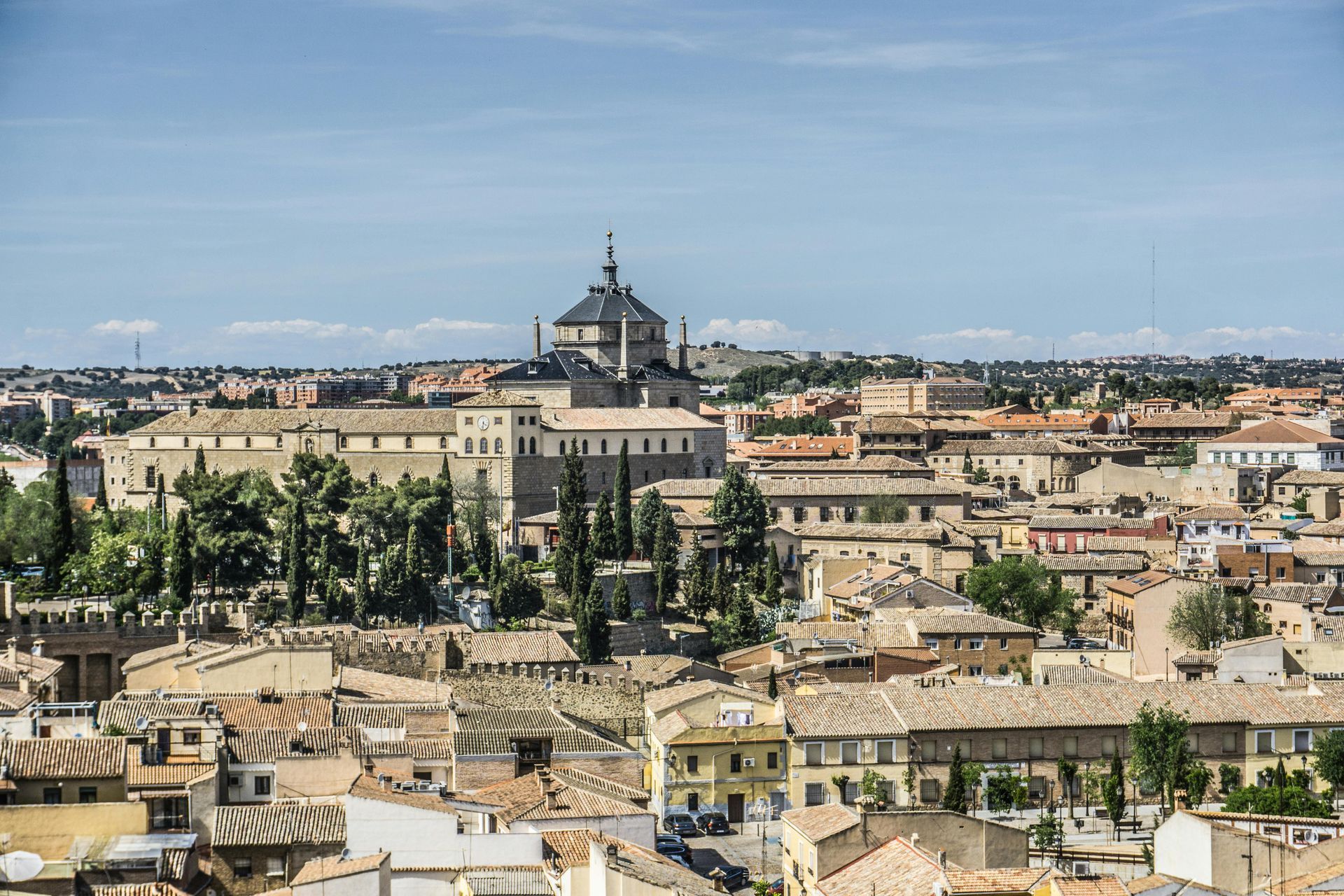 Una vista aérea de una ciudad con una iglesia al fondo.