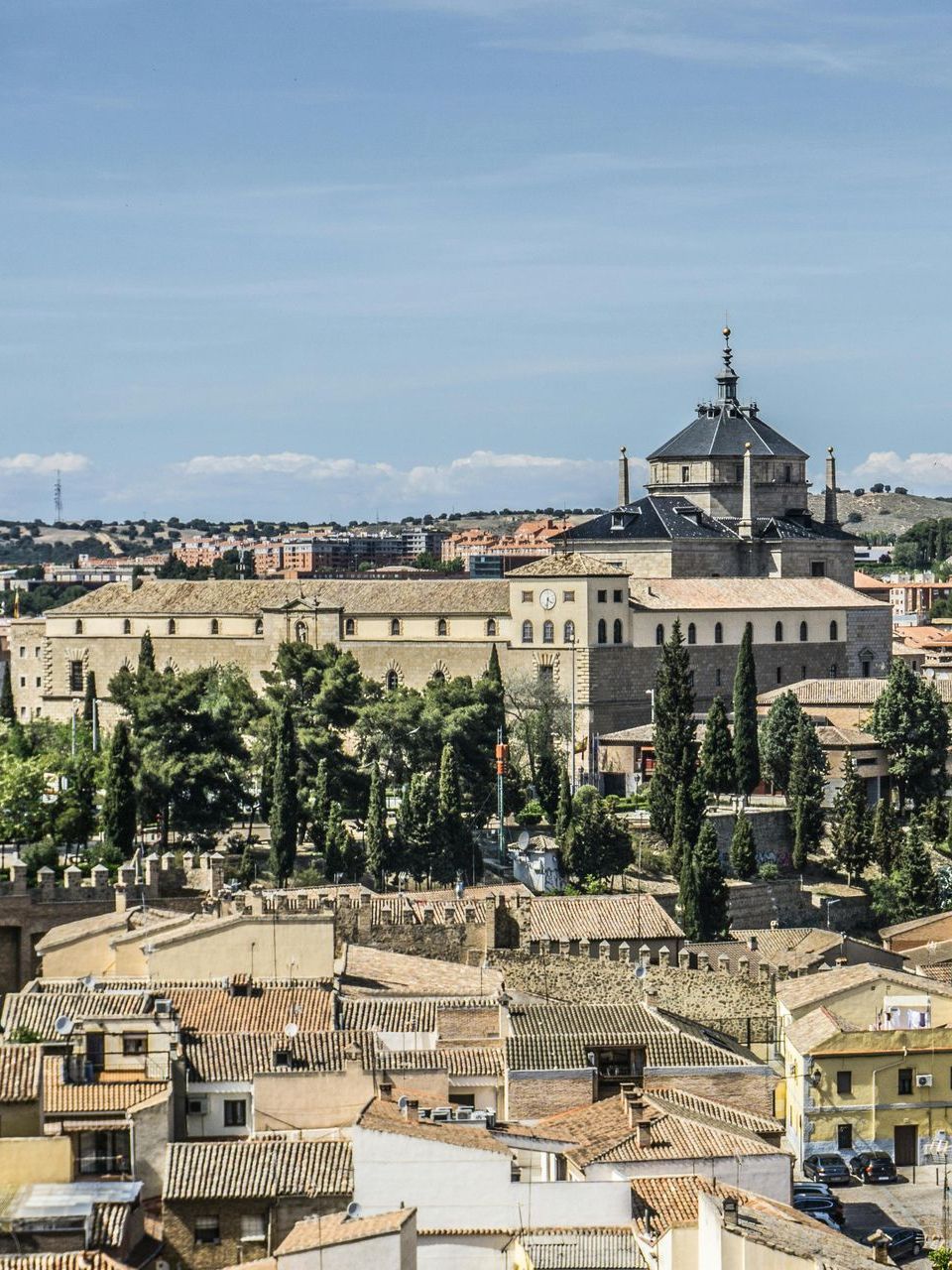 Una vista aérea de una ciudad con muchos edificios y árboles.
