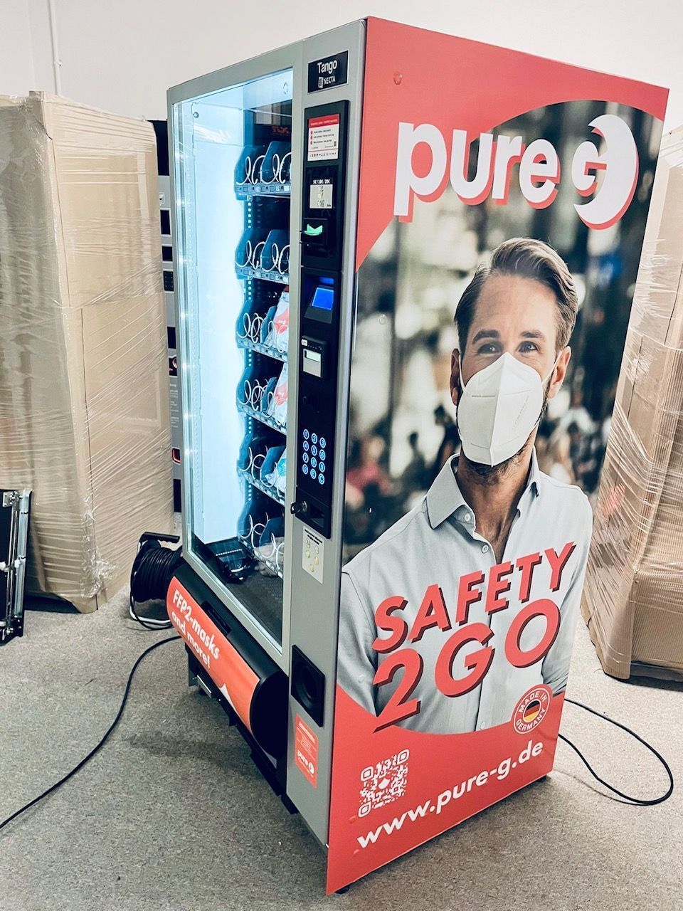 Pure3 Safety 2 Go-Verkaufsautomat mit Masken-Werbetafel in einer Lagerhalle