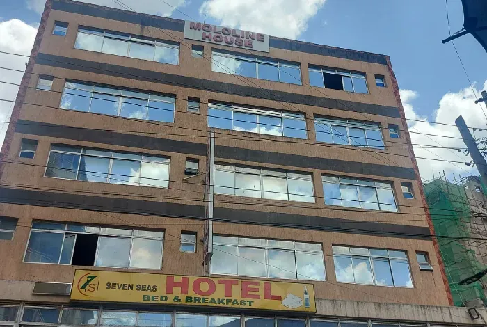 A large building with a sign that says hotel on it