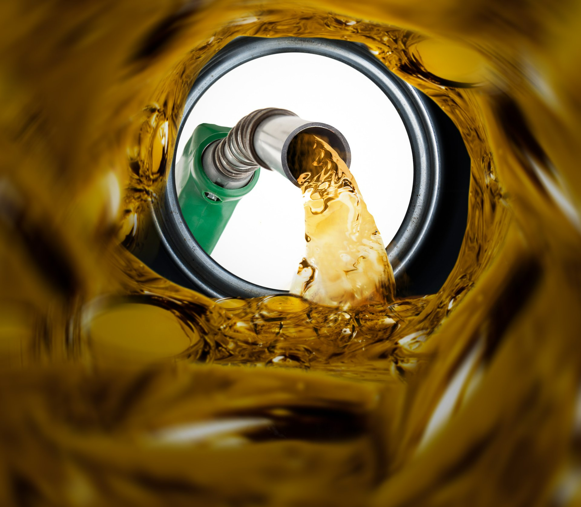 Photo de fioul déversé dans un réservoir