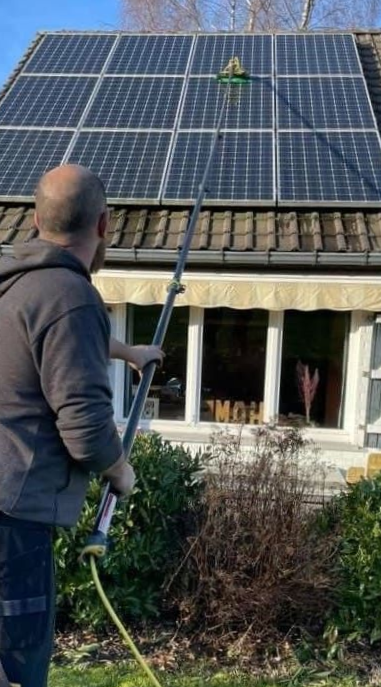 Des outils éparpillés sur un toit de tuiles rouges lors de la réparation du toit