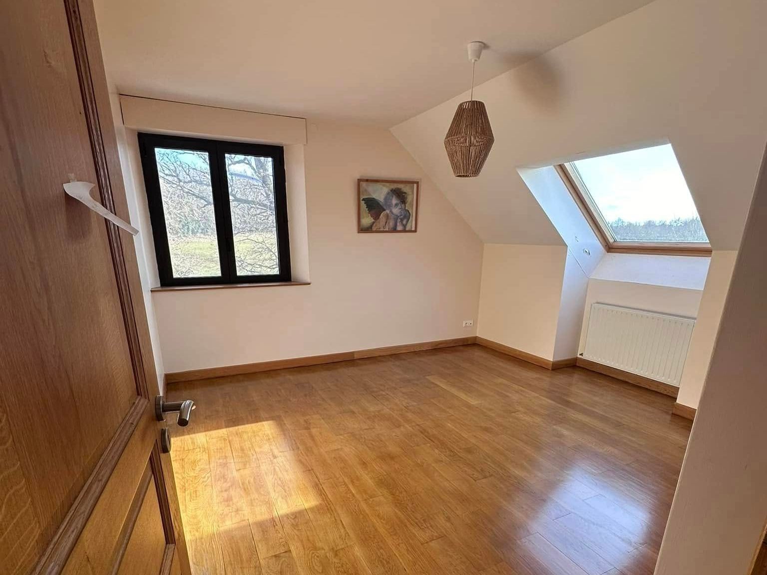Une pièce avec un sol rénové