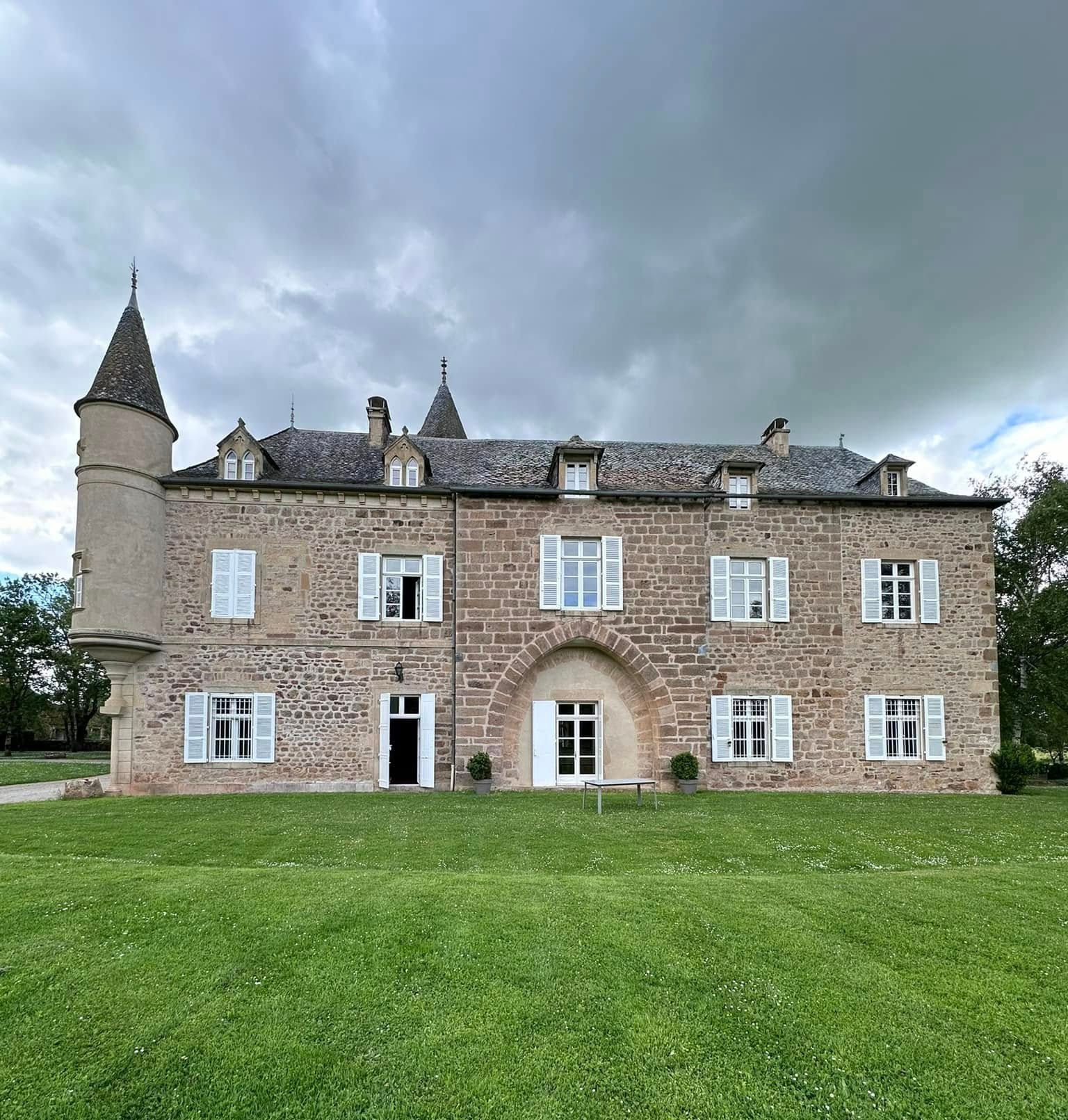 Un château avec des fenêtres