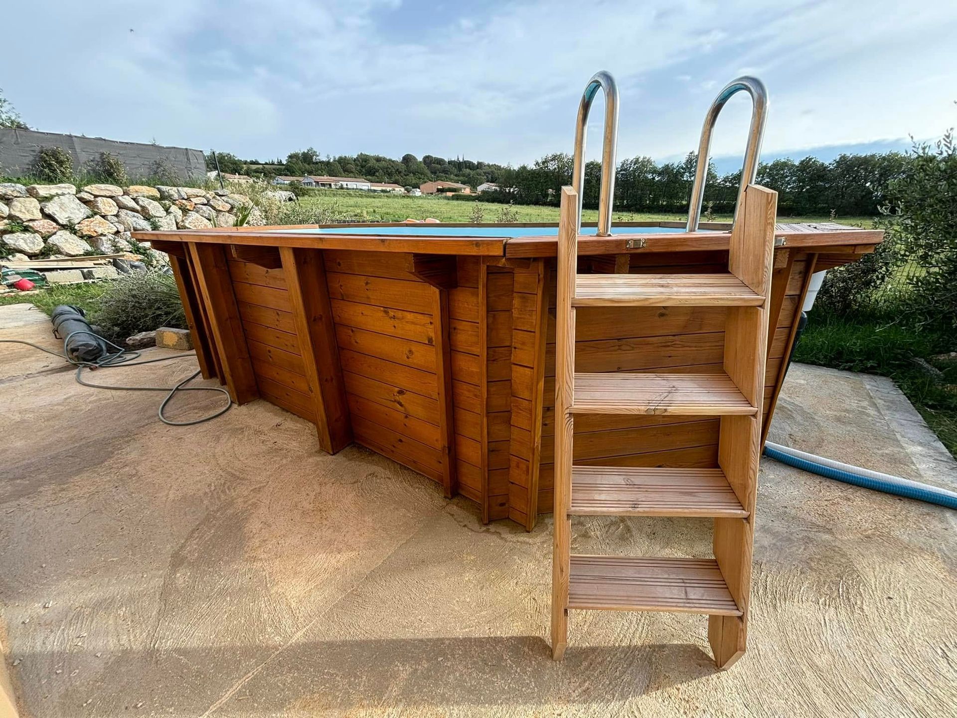 Une piscine extérieure