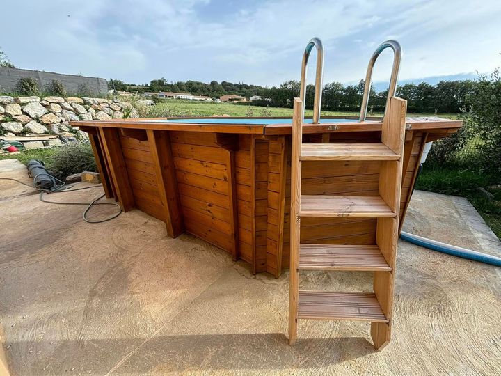Une piscine extérieure