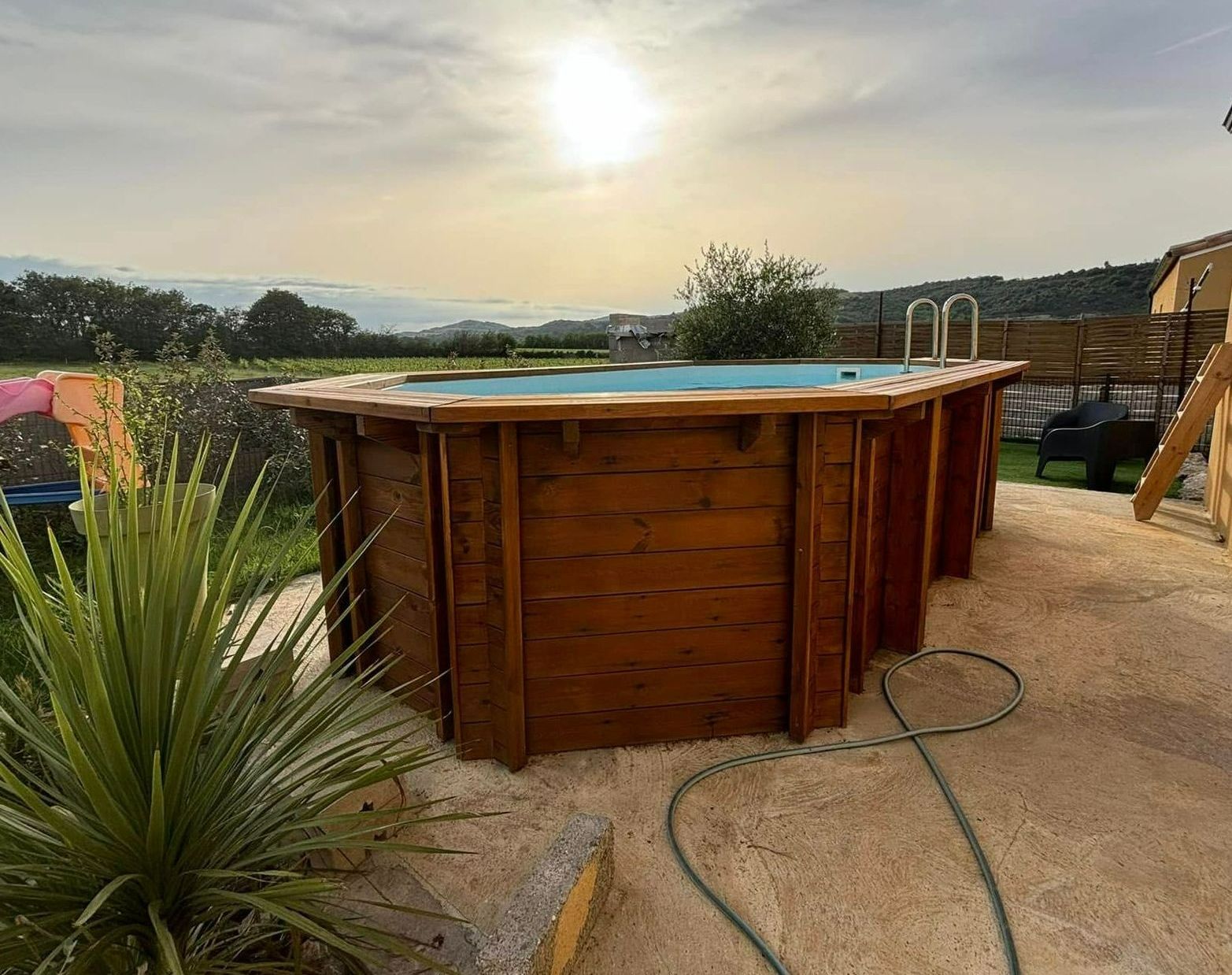 Un bardage de piscine après