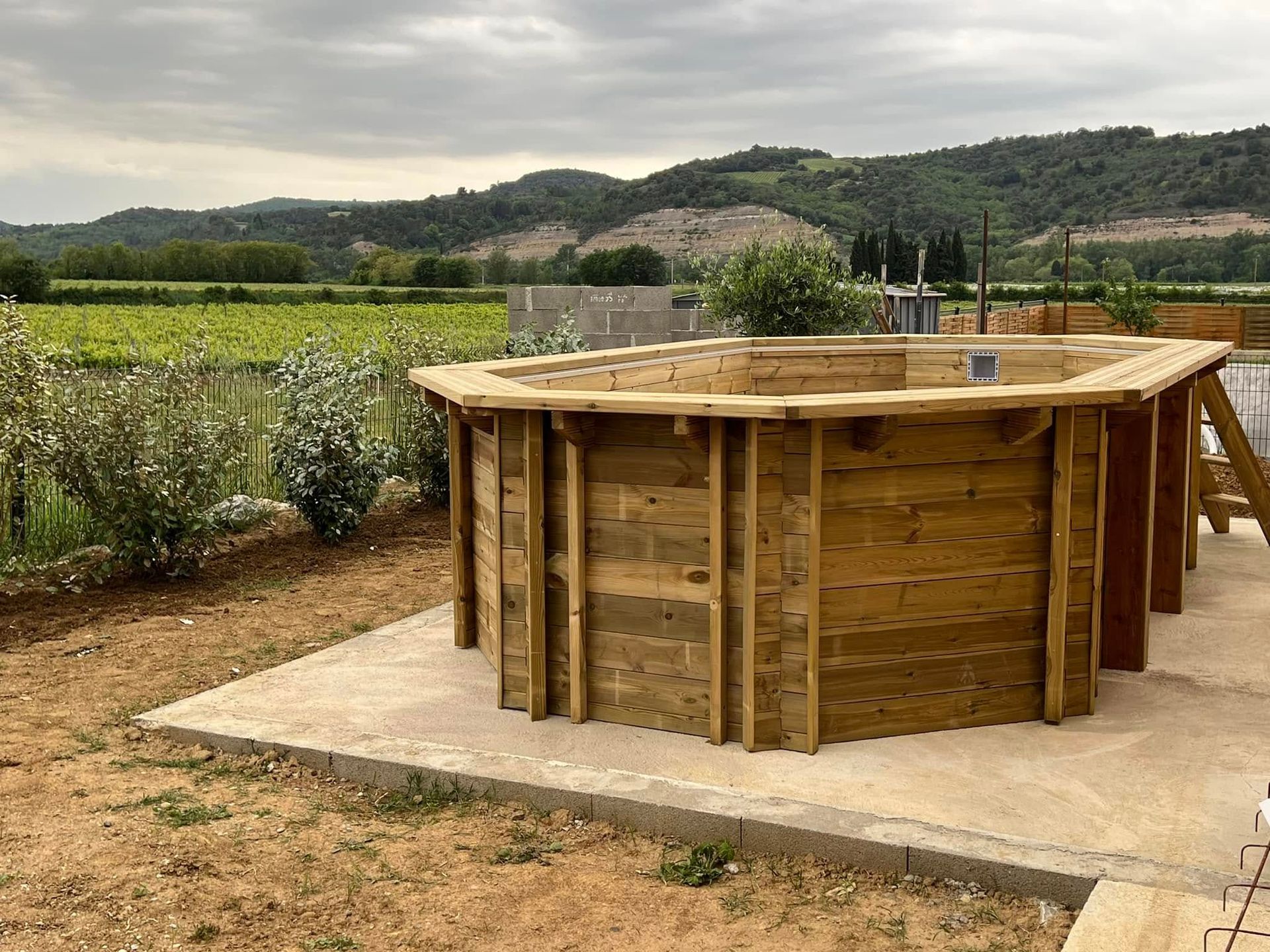 Un bardage de piscine avant