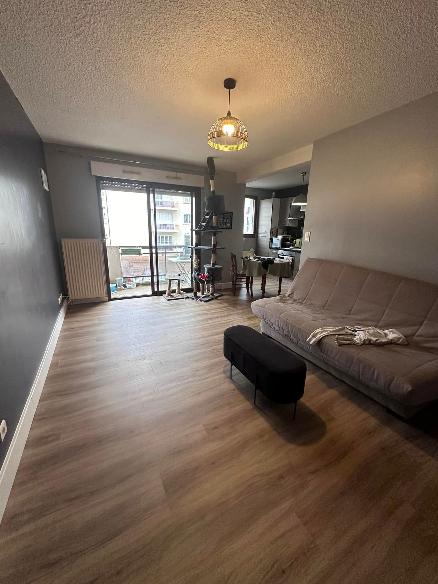 Un canapé dans un salon