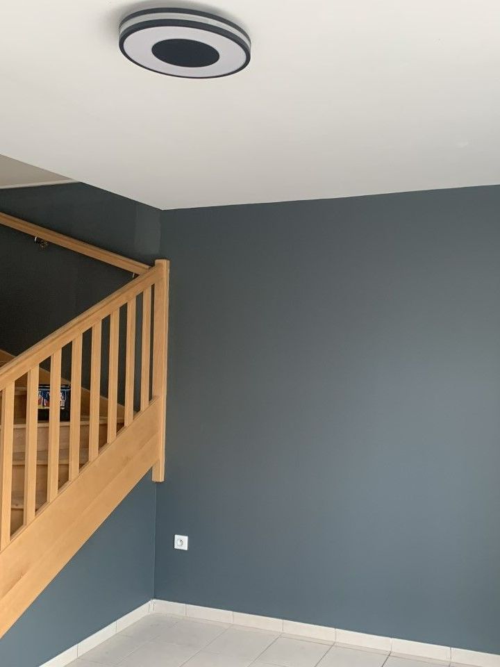 Un nuancier de peinture bleu